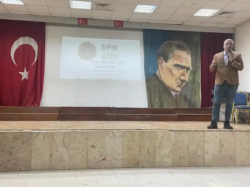 Yüksek Çevre Mühendisi Nalbat'tan 50. Yıl Ortaokulu Velilerine Sıfır Atık Semineri ve Öğrencilerden İlham Veren Defile galeri görseli