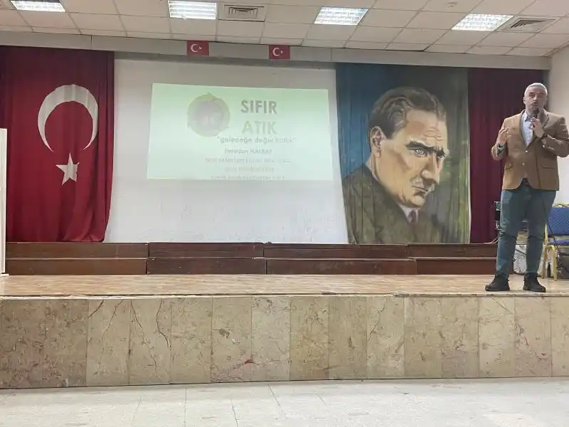 Yüksek Çevre Mühendisi Nalbat'tan 50. Yıl Ortaokulu Velilerine Sıfır Atık Semineri ve Öğrencilerden İlham Veren Defile