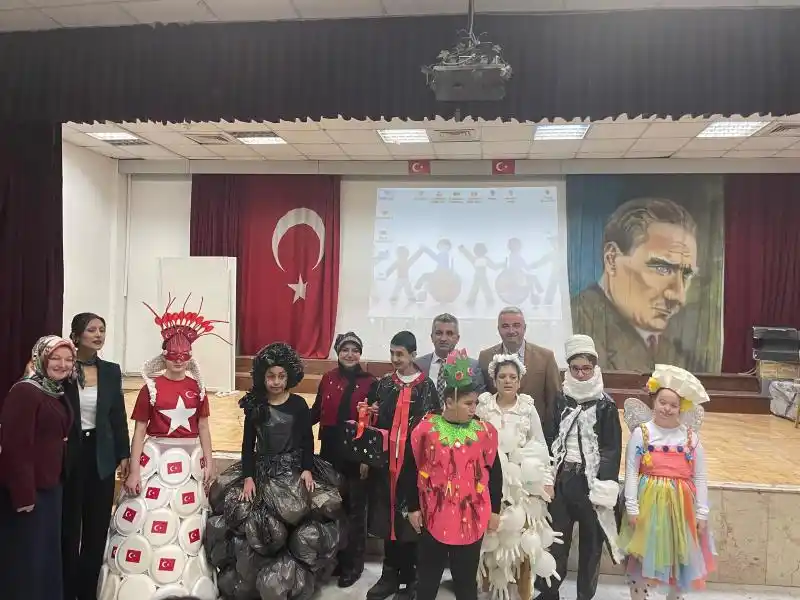 Yüksek Çevre Mühendisi Nalbat'tan 50. Yıl Ortaokulu Velilerine Sıfır Atık Semineri ve Öğrencilerden İlham Veren Defile galeri görseli