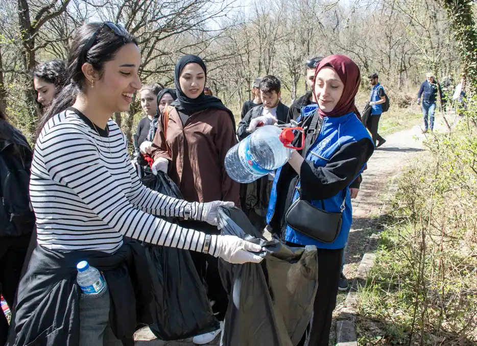 BAİBÜ'den Farkındalık Dolu "Geleceğimiz İçin Temiz Bir Dünya!" Etkinliği galeri görseli